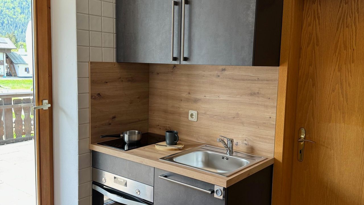 Küchenzeile mit Herd und Backofen Küchenzeile mit Herd und Backofen
